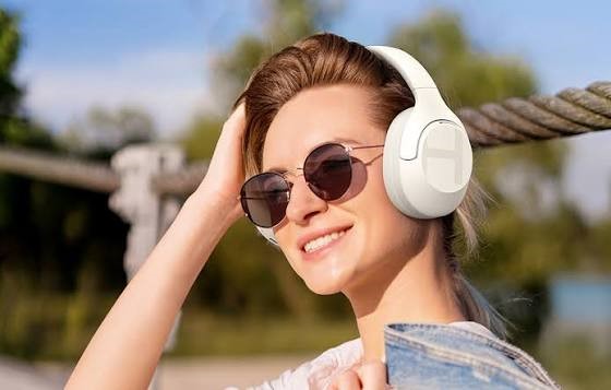 فتاة ترتدي سماعة رأس فتاة ترتدي سماعة رأس